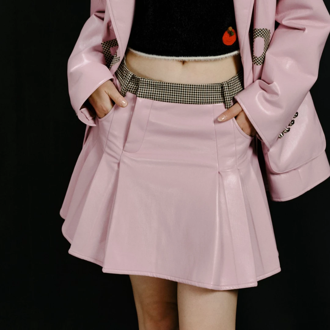 YANAG千鸟格纹拼接不规则百褶粉色蛋白皮半裙