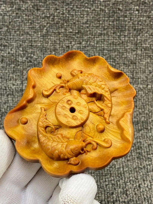 太行陈化崖柏荷叶双鱼线香插盘，寓意年年有鱼。