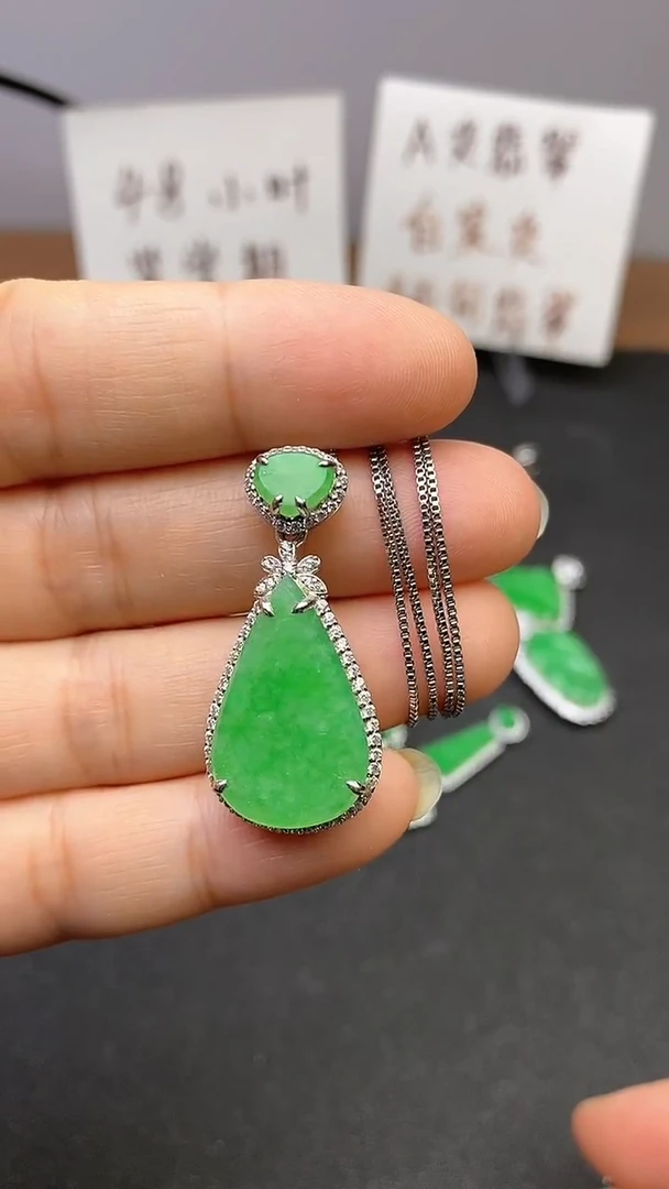 【闪购商品】翡翠吊坠(赠链)银S925镶嵌翡翠水滴吊坠
