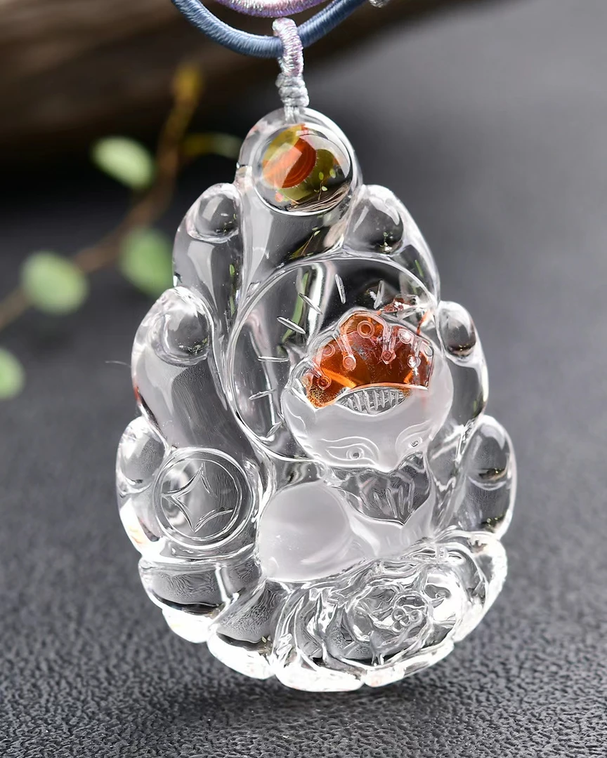 天然红胶花水晶九尾狐吊坠俏色巧雕凤九狐牌