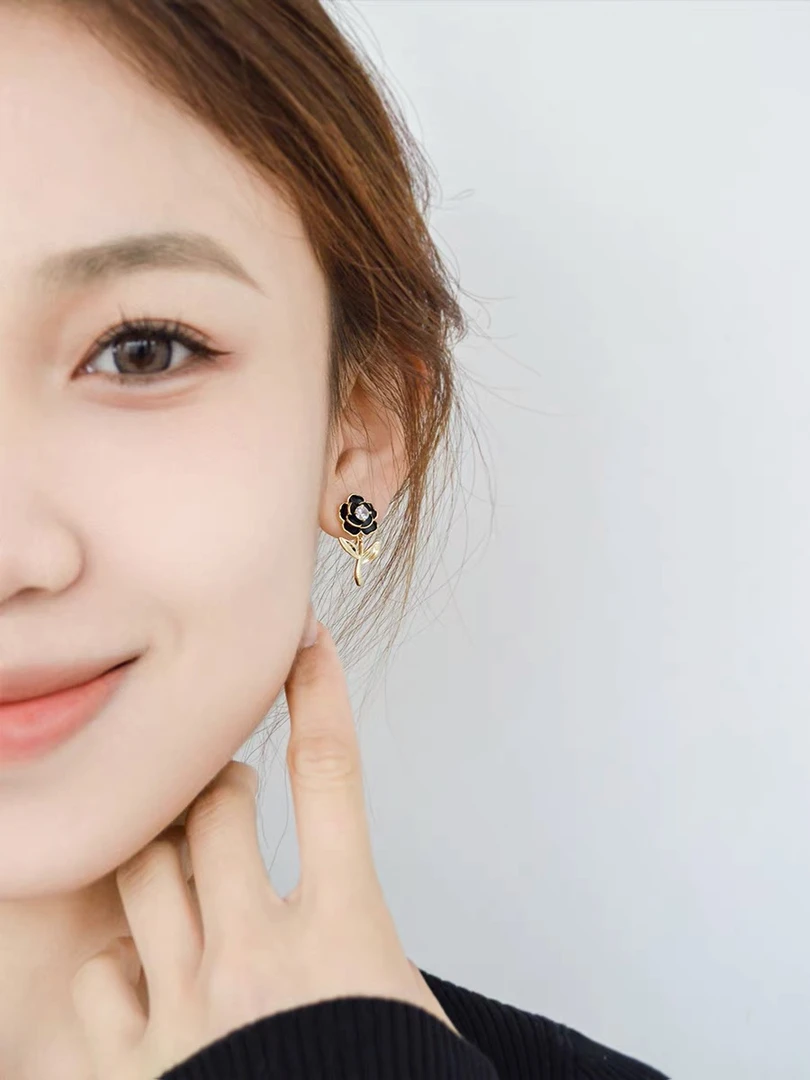 铜合金耳饰 气质名媛黑色山茶花ab款不对称耳夹女小香风茶系精致