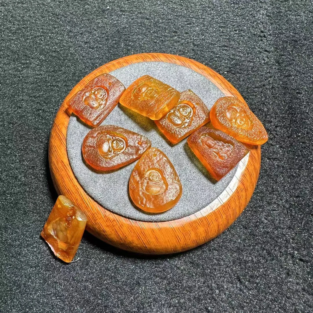 「戴琴珠宝」FG6291-蜜蜡雕刻佛公吊坠发其中一个（多样性发货）