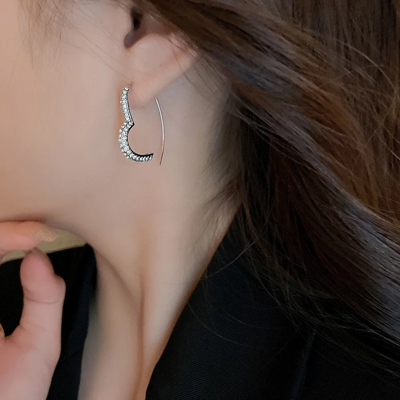 铜合金合成锆石耳饰 简约精致感爱心冷淡风耳环不规则心形耳饰女