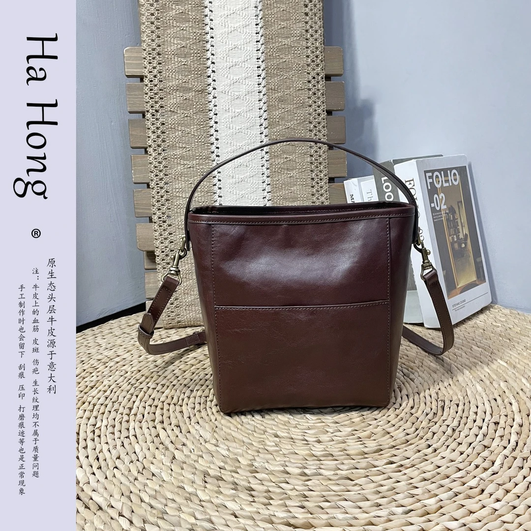 哈弘甄选秋冬新款复古设计真皮大容量时尚雅丹水桶包斜挎包原生态