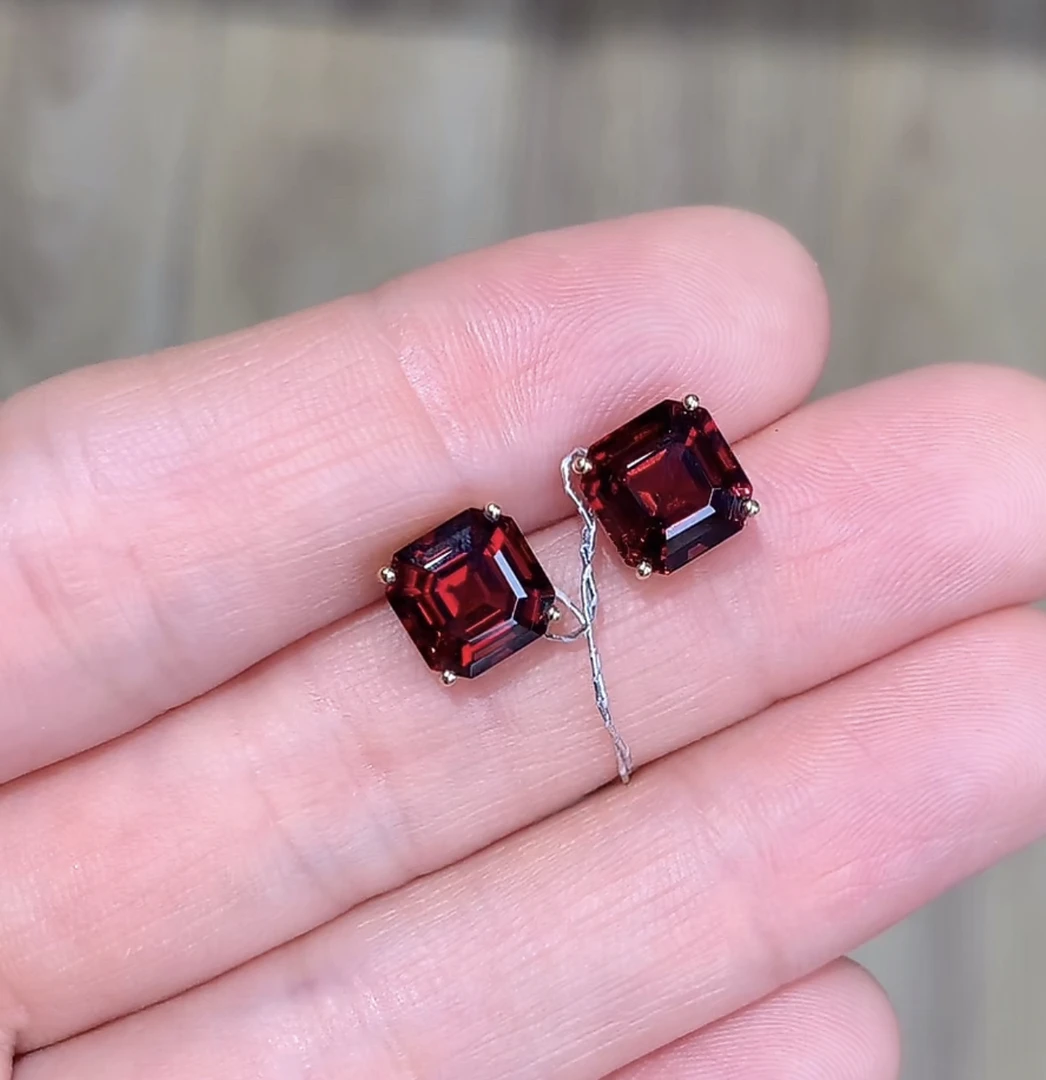 18k金石榴石耳钉 简约 大气 红色