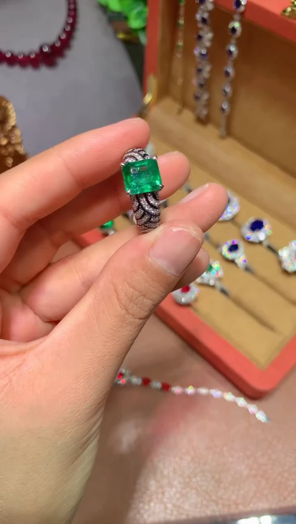 【闪购商品】祖母绿戒指18K金镶嵌2.25CT