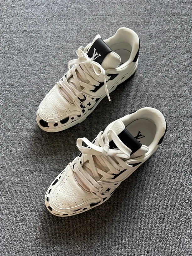 95新 7/41码 lv trainer 草间弥生联名款男士板鞋 黑白配色