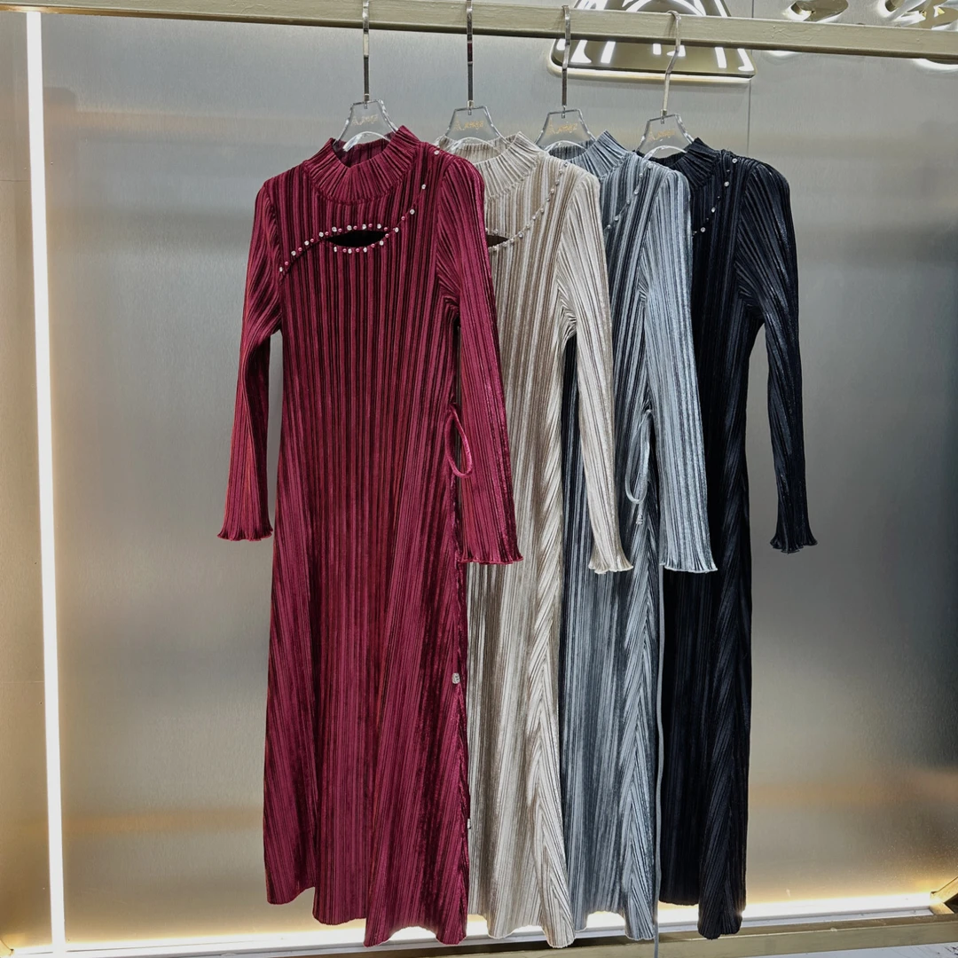 三宅褶皱秋冬新款重工钉珠连衣裙镂空立领高级感金丝绒面裙子