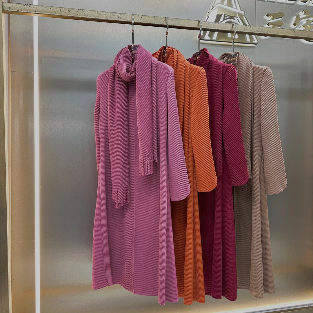 三宅褶皱2024秋季新款气质连衣裙龙鳞压褶修身显瘦流苏围巾中长款