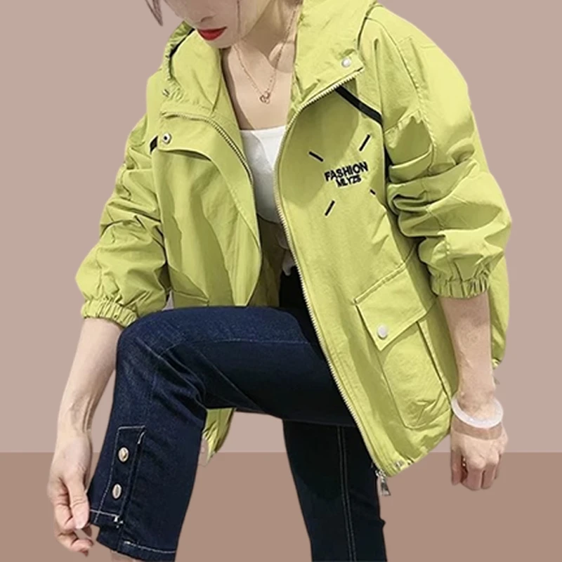 时尚休闲女士高档外套连帽短款冲锋衣女洋气减龄小个子运动短上衣