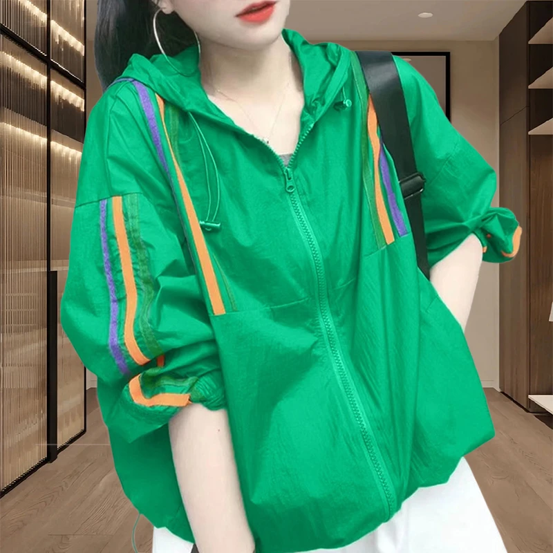 夏季连帽休闲外套微胖洋气女装防晒衣2025新款欧货三条杠薄款上衣