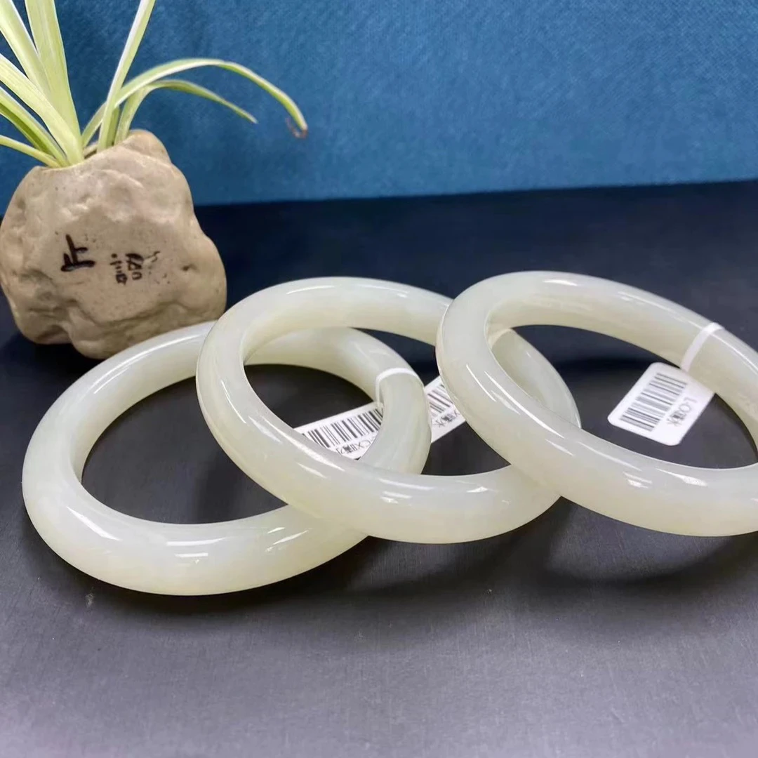 新疆冰晴水和田玉手镯多样性发货