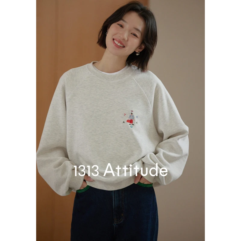 1313趣味绣花云白灰休闲卫衣2023冬女舒适套头宽松显瘦插肩袖上衣