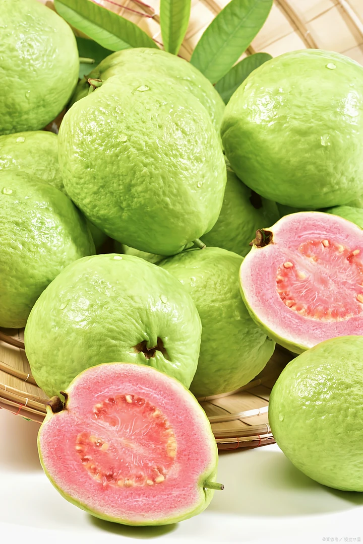 红心芭乐一盒两个（清脆多汁，果肉柔软）