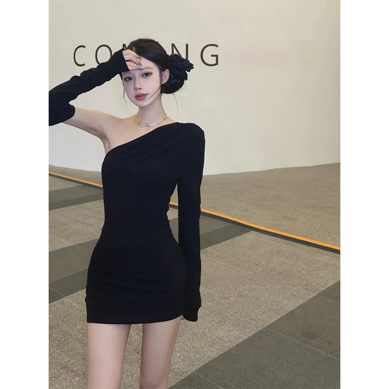 辣妹性感时髦显瘦黑色不规则露单肩连衣裙