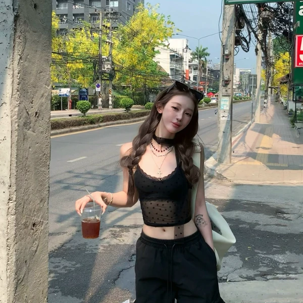 莫欣欣&黑色蕾丝吊带背心女夏设计感修身显瘦无袖辣妹上衣240119