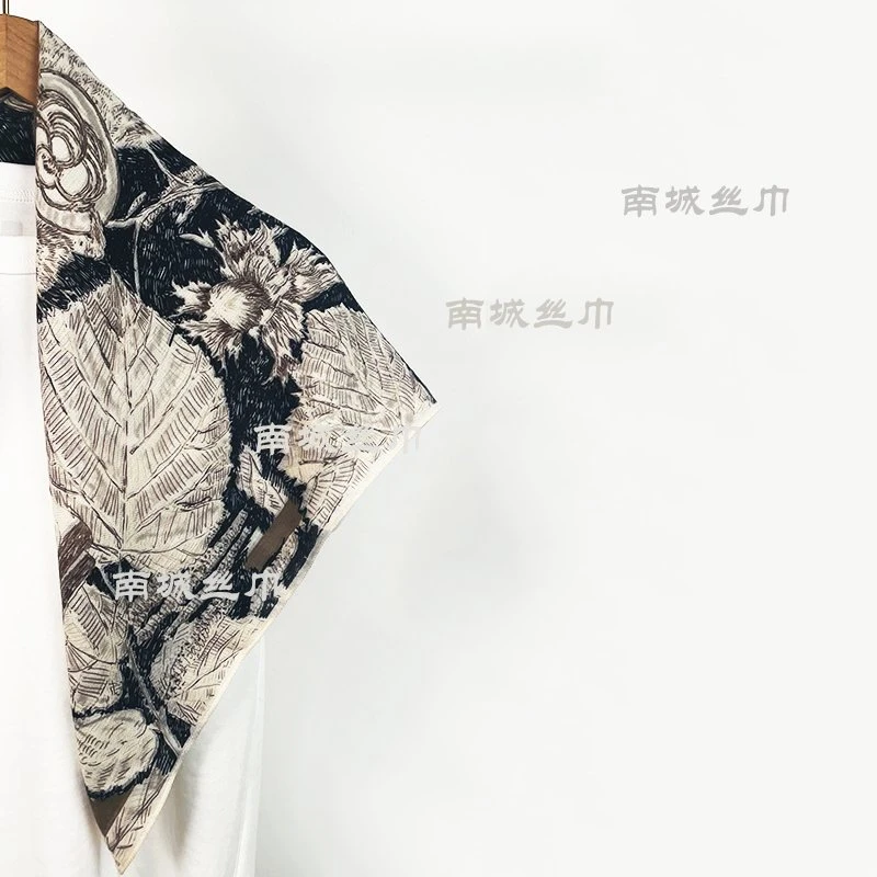 【鼠宝】冬季保暖新款时尚印花拼色气质丝绒手感围巾65方巾