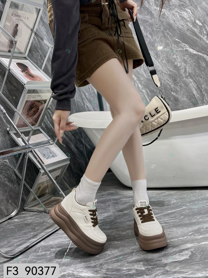 真皮小白鞋女春秋新款运动百搭休闲板鞋松糕厚底内增高女鞋子