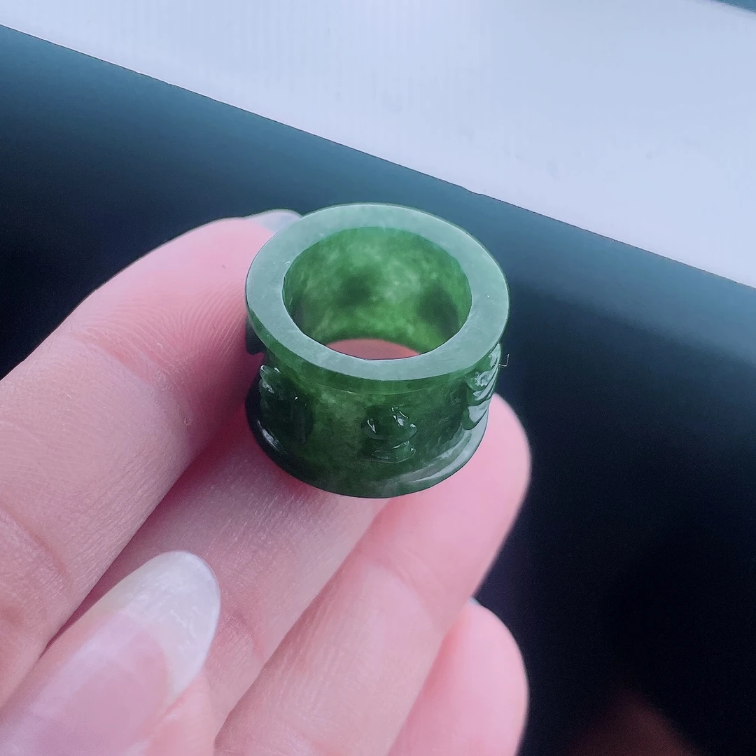 缅甸天然翡翠,老坑冰绿飘花六字真言吊坠 双十一特价尺寸 16*14*4