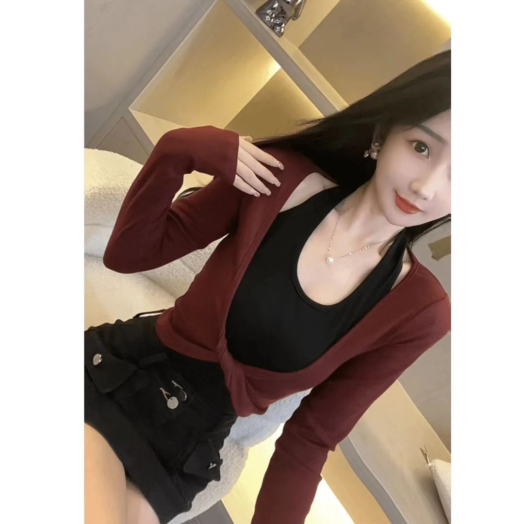 甜辣风时尚拼接假两件长袖t恤女早秋新款小众露锁骨挂脖短款上衣