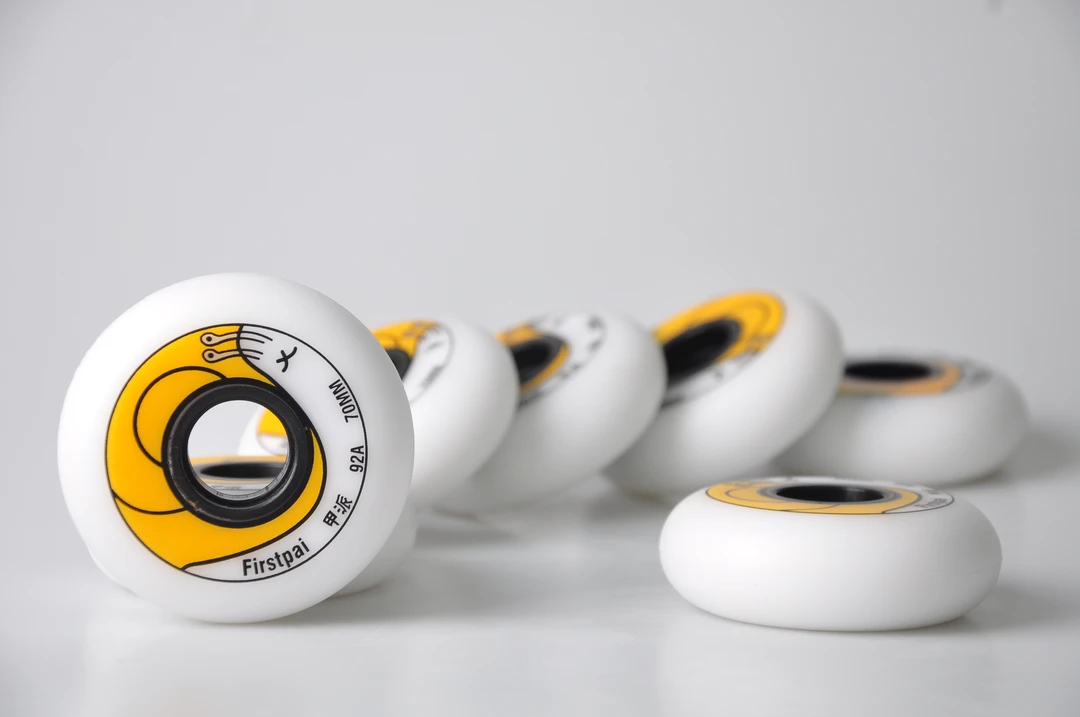 蜗蜗儿童刹车轮滑轮子溜冰鞋直排PU高弹耐磨刷街平花直排定位轮子