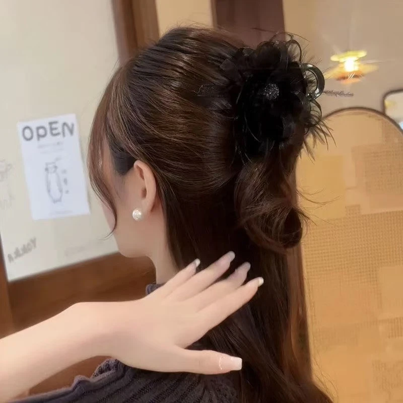 高颜值发饰氛围感羽毛抓夹2024新款高级感头发毛毛鲨鱼夹半扎头饰