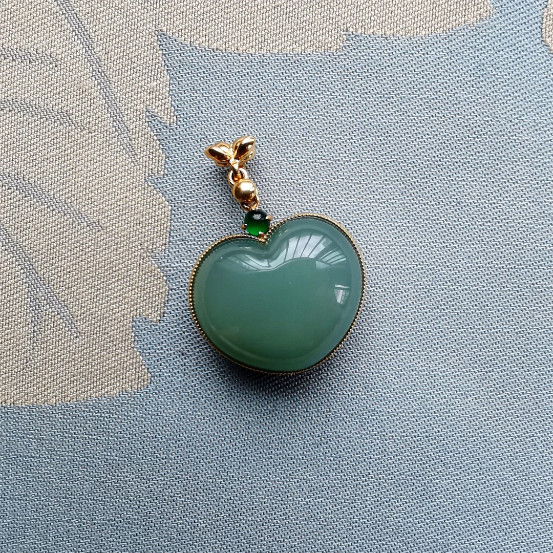 【洛一珠宝】和田玉俄罗斯碧玉粉青爱心吊坠气质时尚绿色挂坠镶嵌