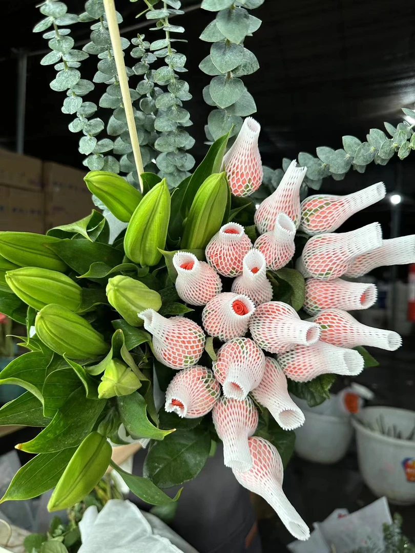 (新人福利)影星玫瑰20支➕百合10个花苞➕尤加利叶5支