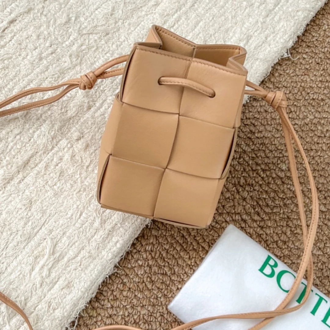95新 BOTTEGA VENETA/葆蝶家 BV米色编织抽绳小水桶