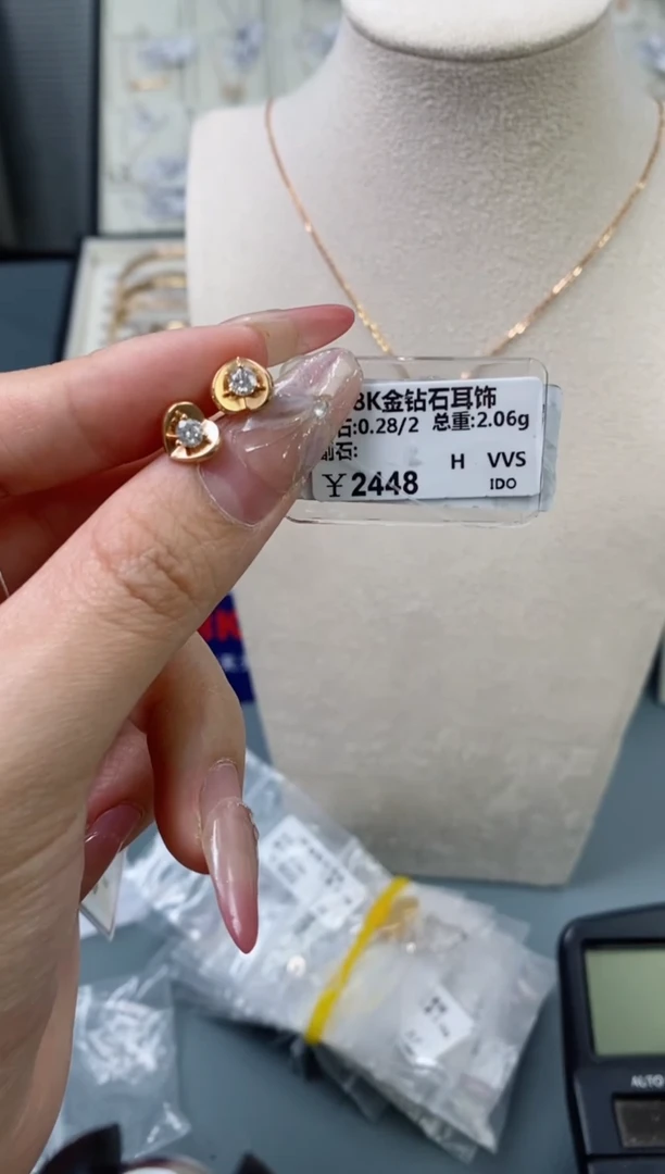 【闪购商品】钻石耳钉18K金镶嵌23250