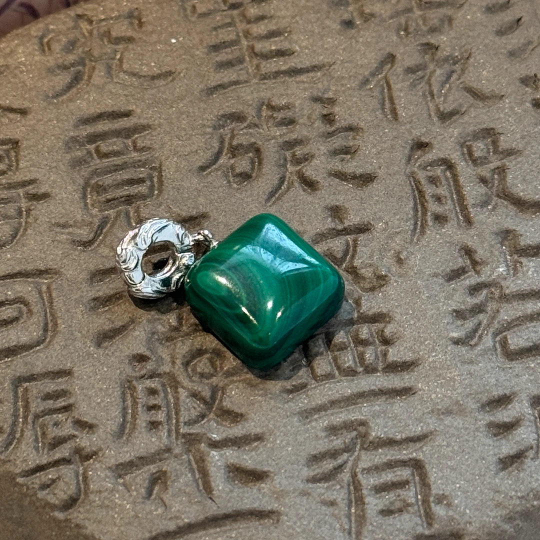 <一禅兄>S925银浮雕卡扣方形孔雀石吊坠气质百搭