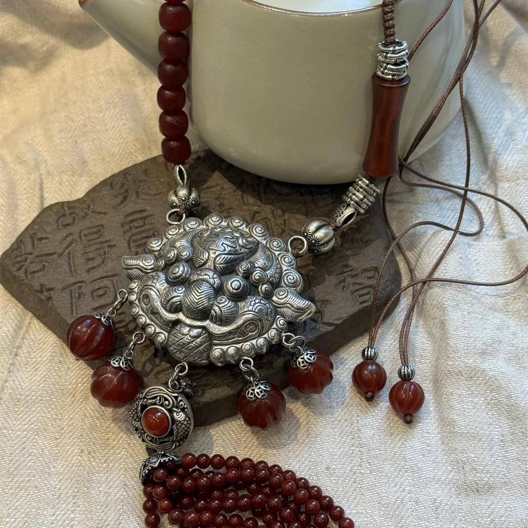 n17578<非晚1>足银饕餮玛瑙竹节老型珠小圆珠流苏抽绳项链