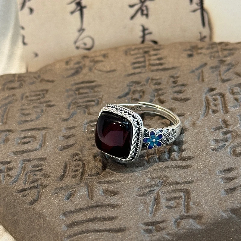 J12595<晶贵坊>S925银镀亮光血珀/蜜蜡方形花朵戒指民族风