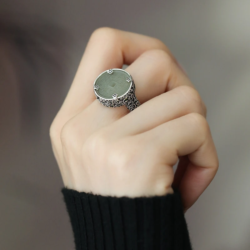 J12711GB<晶贵坊>S925银复古做旧祥云和田玉山鬼戒指女深浅不一