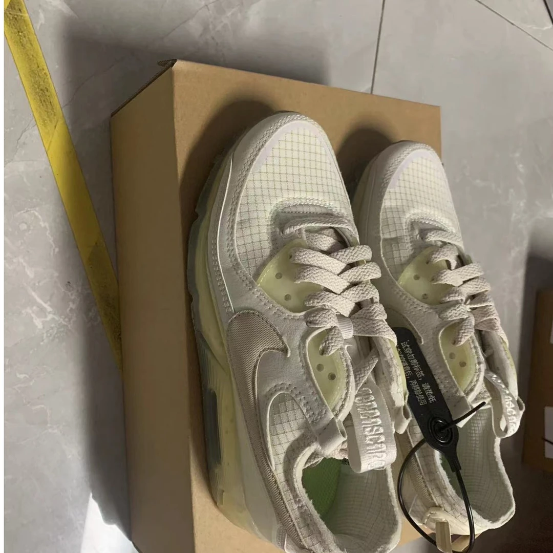 【微瑕慎拍】耐克跑步鞋DC9450-001-36.5(左侧轻微发黄;无原盒)