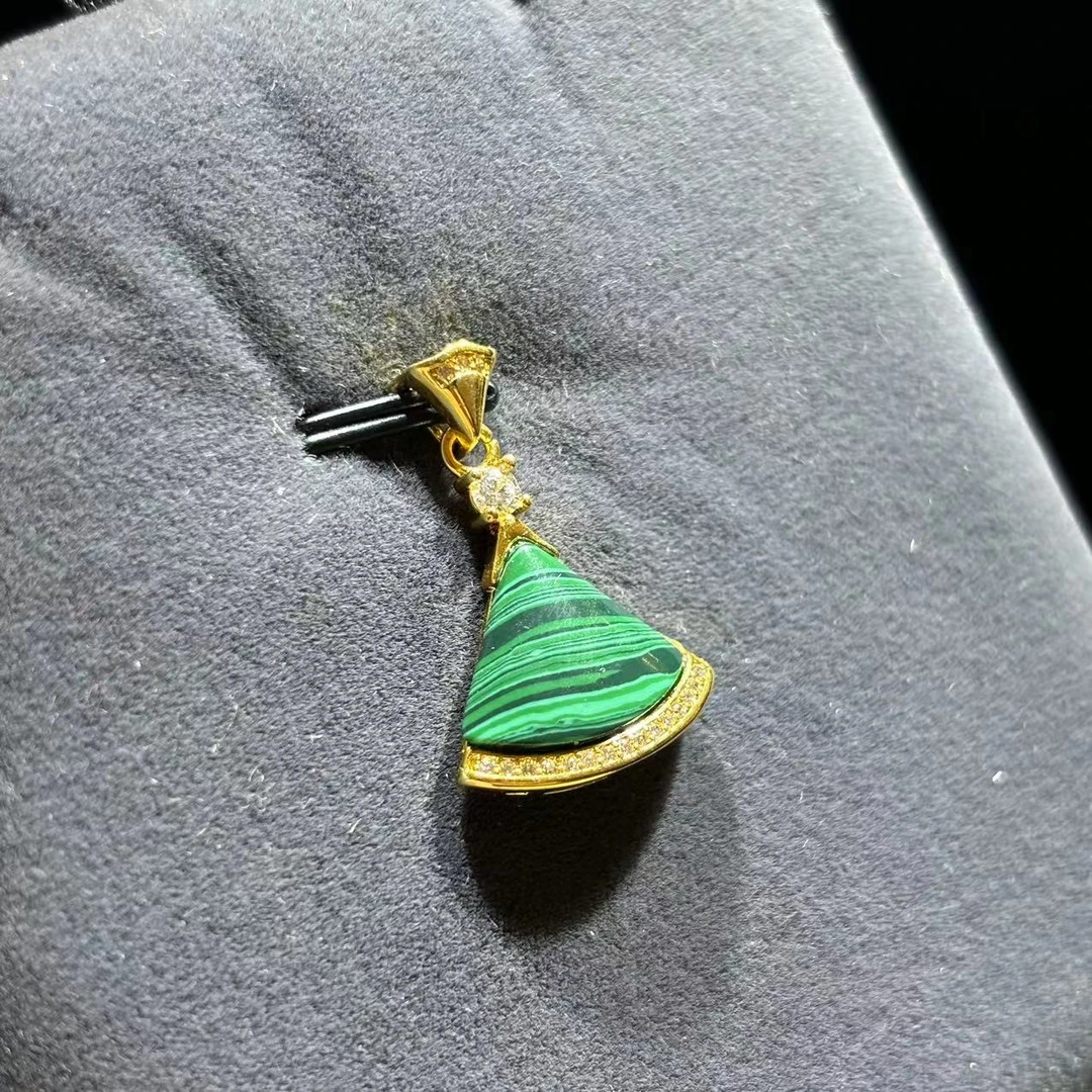 y1318-孔雀石裙子吊坠-赠礼盒-赠链-合金