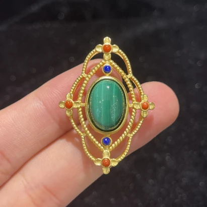 Y1503-孔雀石多彩镂空吊坠-赠礼盒-赠链-合金