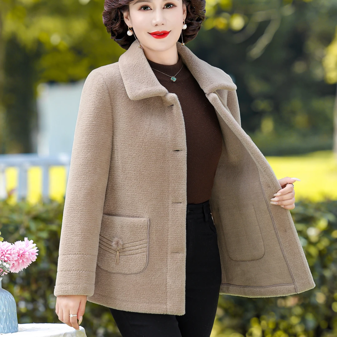 时尚妈妈冬装皮毛一体外套2024新款中老年女高贵短款水貂绒上衣