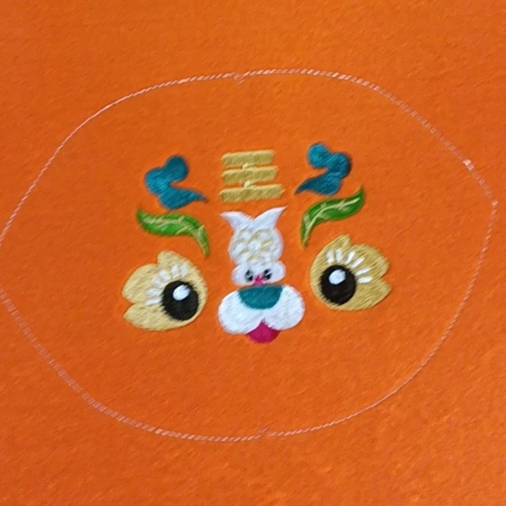 重工刺绣橘红色虎头鞋绣花鞋面，红色金丝缎虎头鞋绣花鞋
