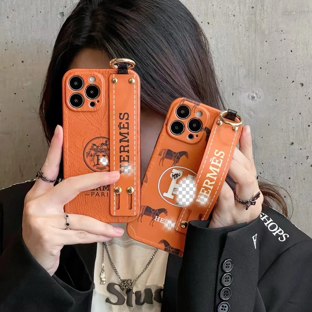 轻奢潮牌标志腕带苹果手机壳 适用iPhone11/12/13/14/15promax