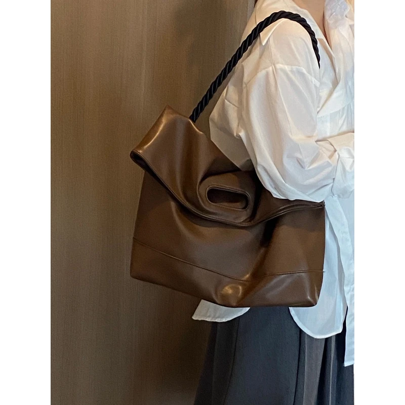 棕色软皮大容量托特包女2023新款美拉德通勤包学生上课单肩斜挎包