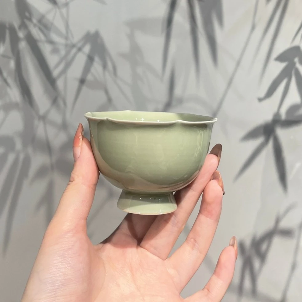 宋青釉下彩素雅花边高脚杯