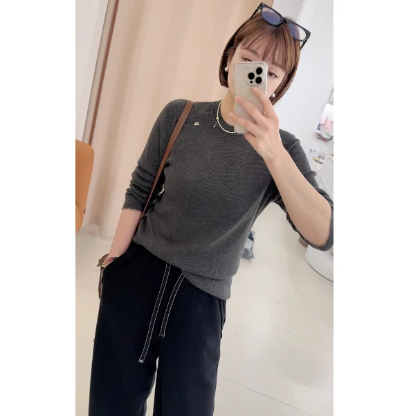 毛边钉标款圆领纯色显瘦针织衫打底