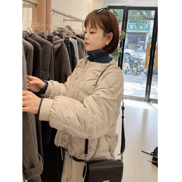 大口袋方格气质圆领短款宽松羽绒服650