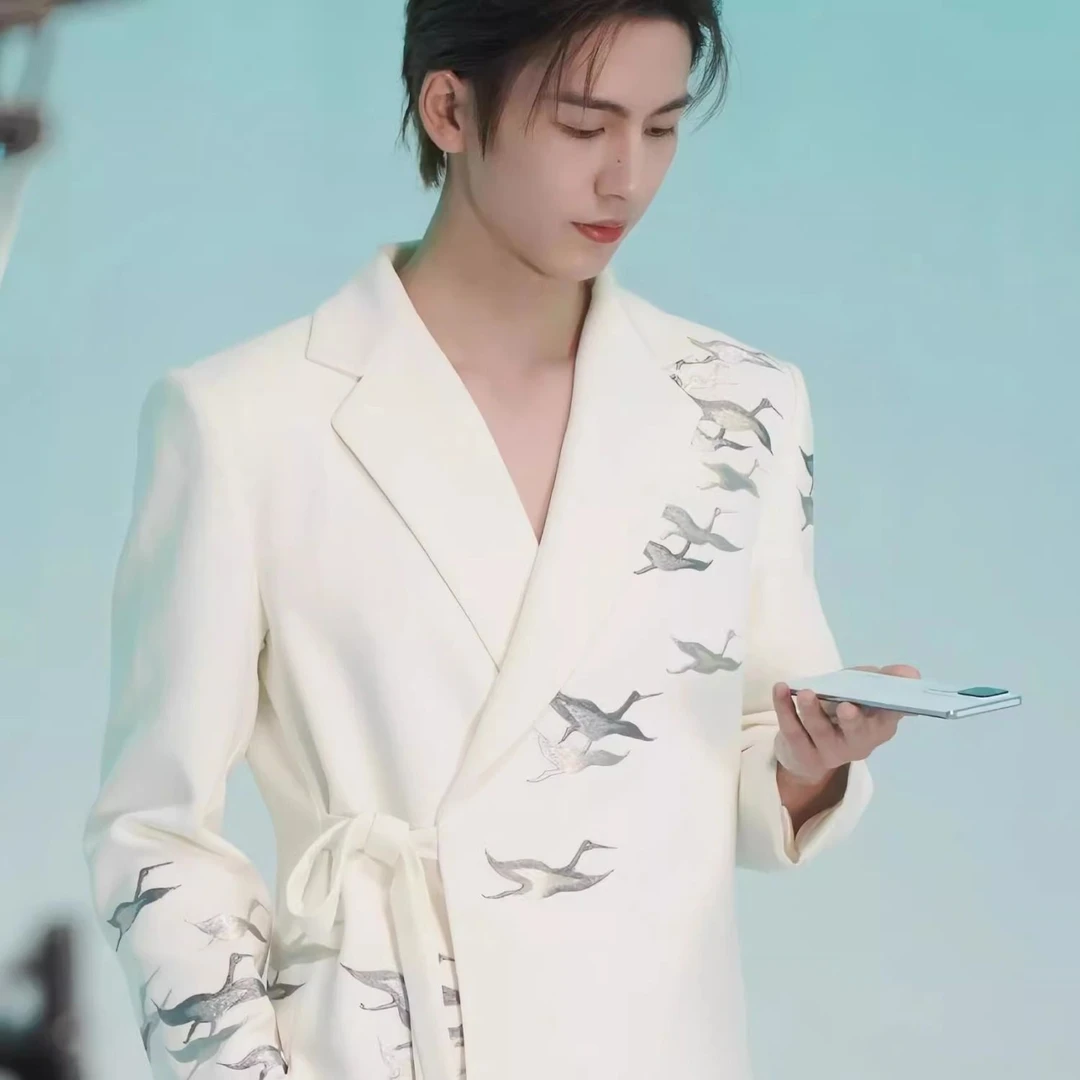 张凌赫同款白色修身百搭长袖西服外套高级感刺绣设计款商务休闲潮