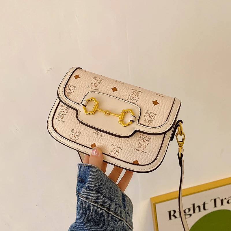 2024夏季新款洋气小熊百搭时尚单肩斜挎小方包潮复古轻奢马鞍包