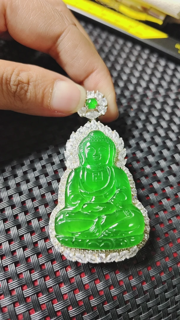 高冰满绿翡翠吊坠