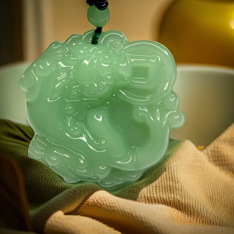 2024秋冬爆款女士绿色精美雕刻铜钱大貔貅吊坠