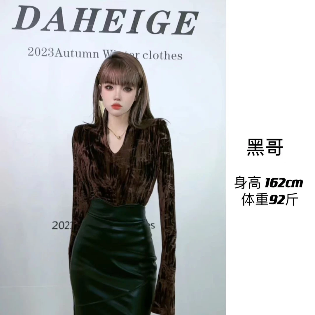 黑哥推荐200#秋冬新款气质百搭V领设计感压花复古修身显瘦短款T恤