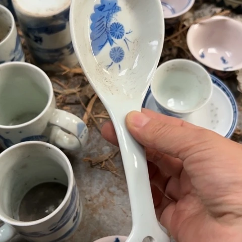 碗青花手绘的大汤勺